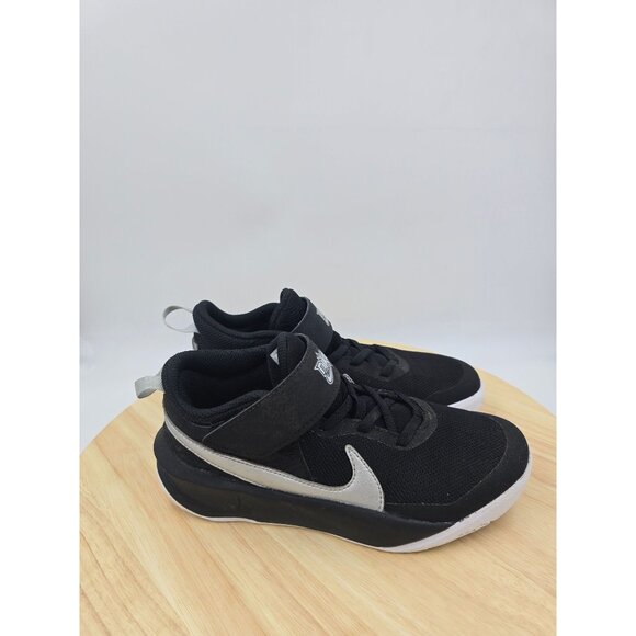 Nike Team Hustle Kids Basketball Shoe Black D10 CW6736-004 Size 2.5Y - Picture 1 of 8